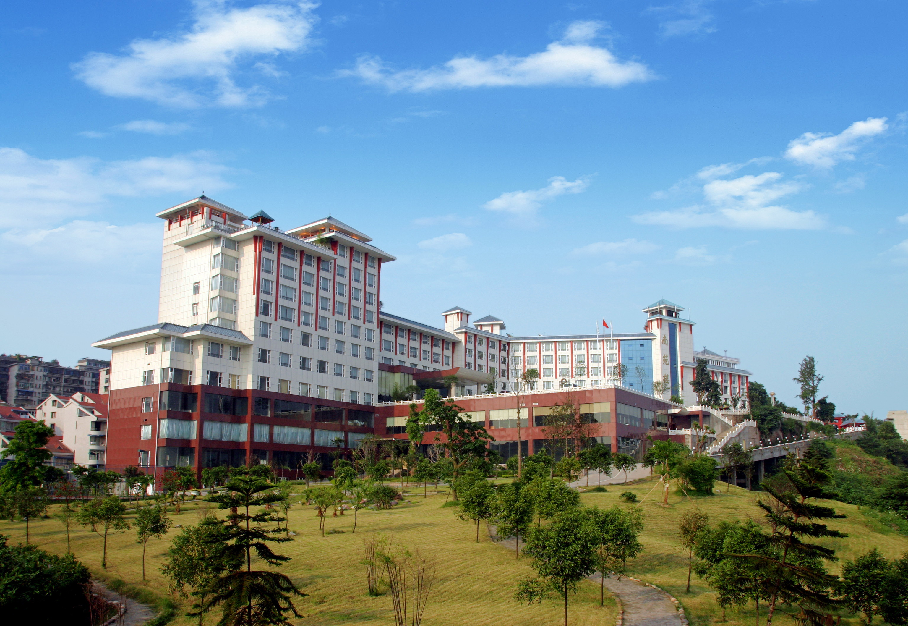 南苑宾馆坐落于中国著名的酒城——泸州,是川南地区唯一濒临长江的