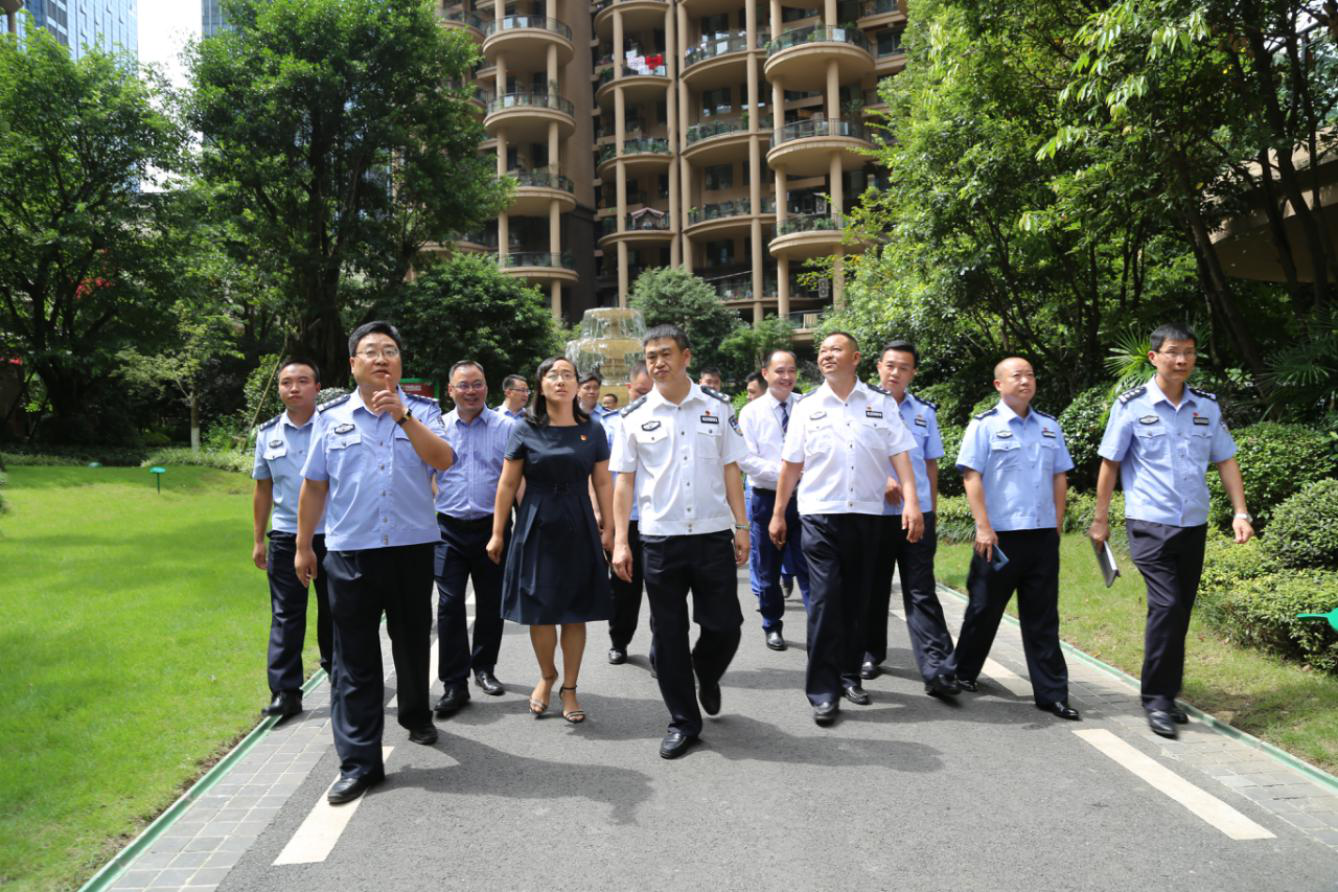 何绍明副市长一行视察绿韵小区